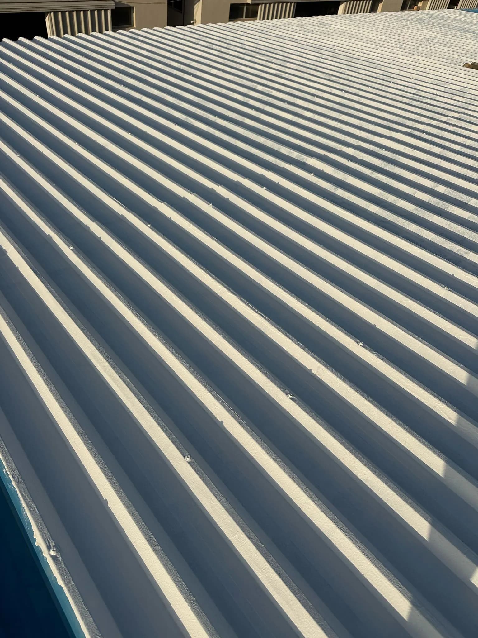 Application peinture isolante sur toiture professionnelle